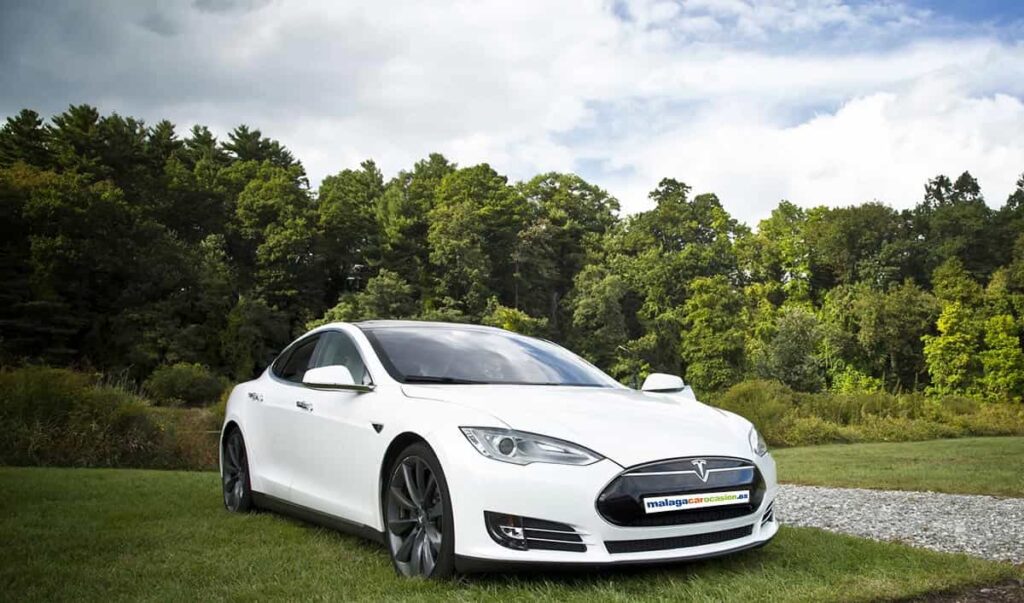 Tesla de color blanco al sol