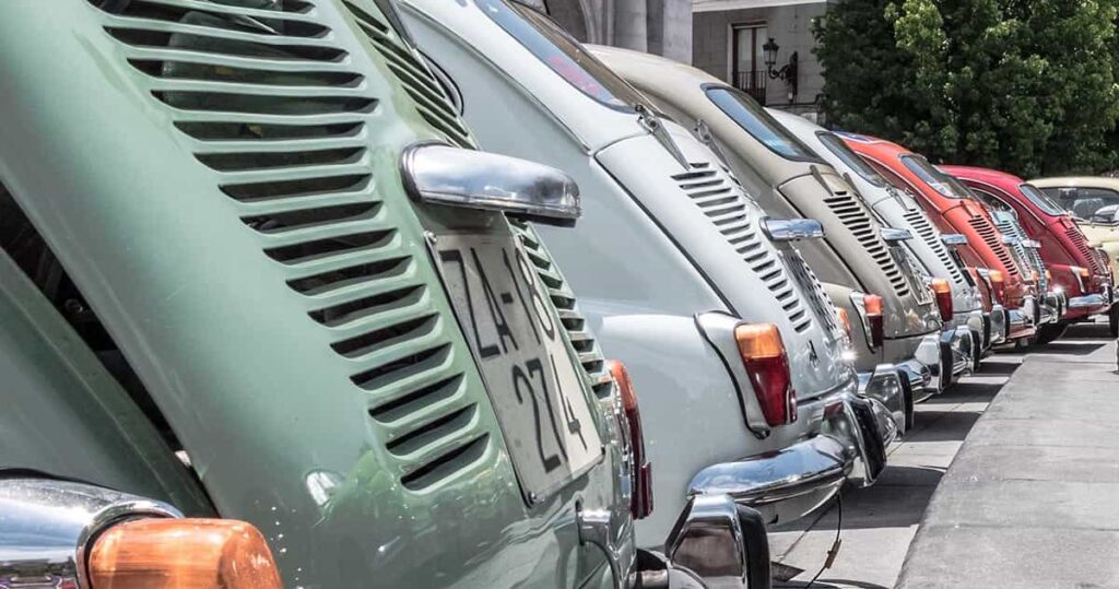 coches antiguos en fila