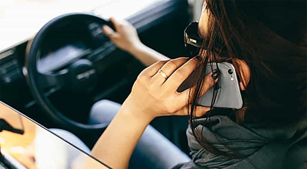 Mujer al teléfono mientras conduce