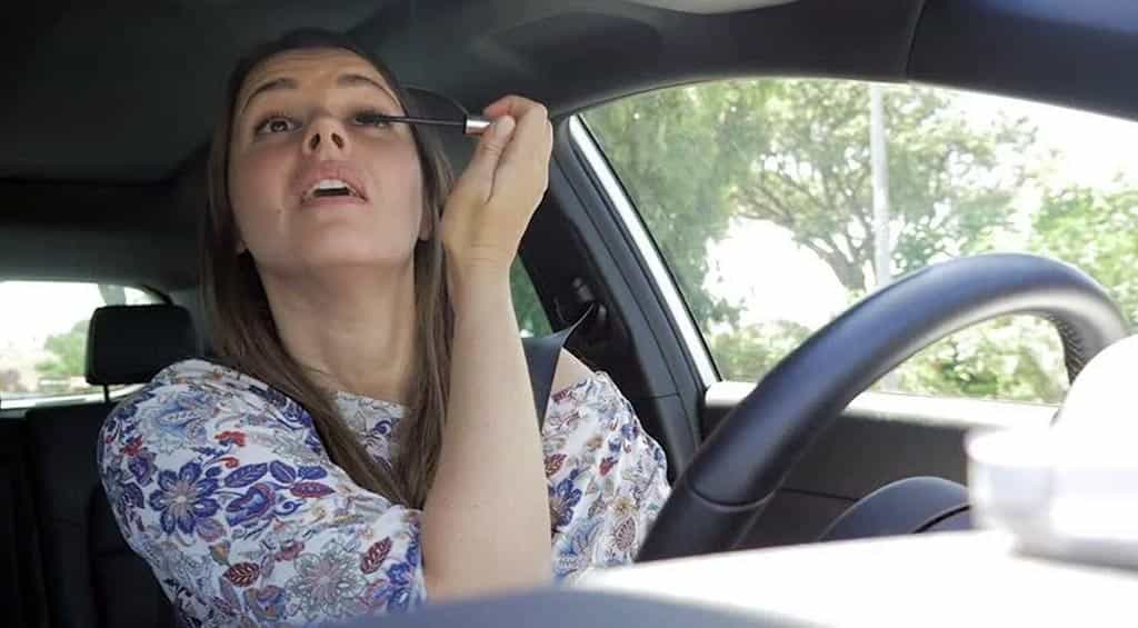 mujer maquillándose mientras conduce