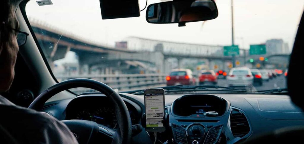 soporte para móvil en el salpicadero