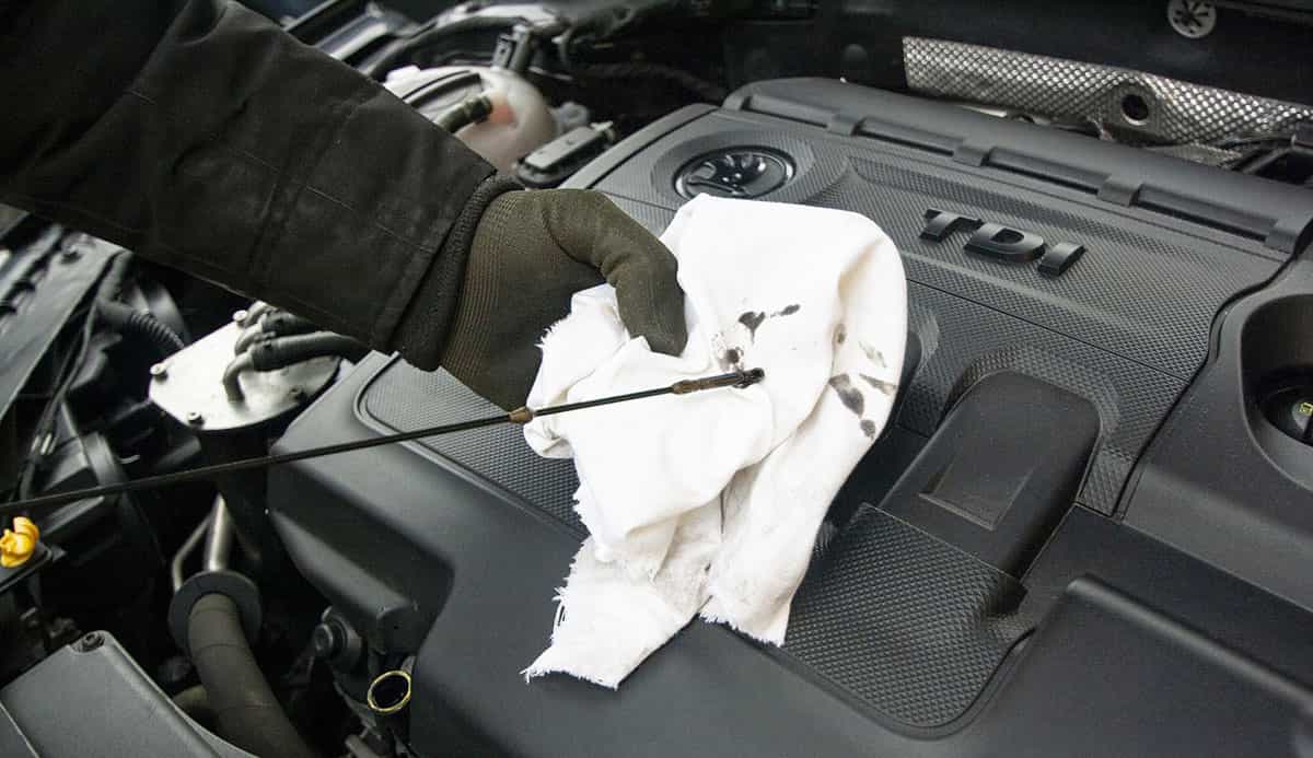 comprobar color y medida de aceite