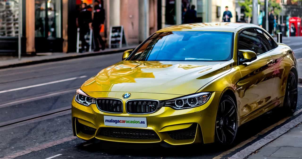 BMW con color personalizado amarillo