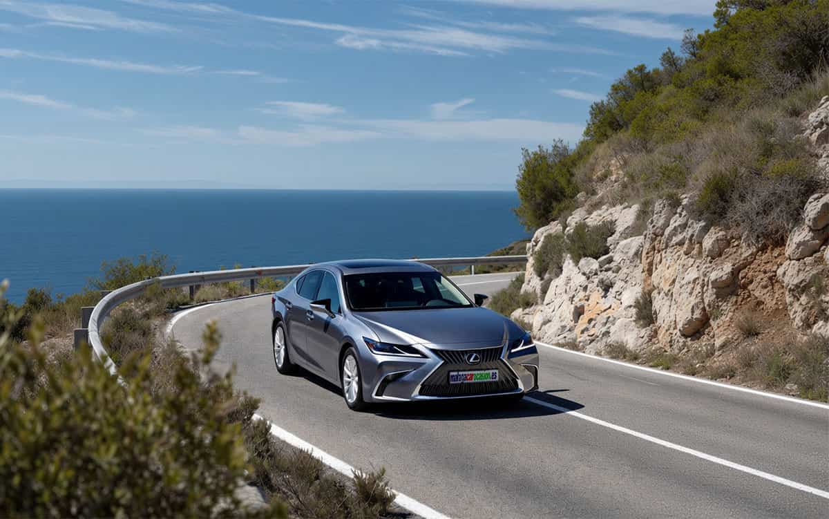 Lexus híbrido en carretera por las montañas de Málaga