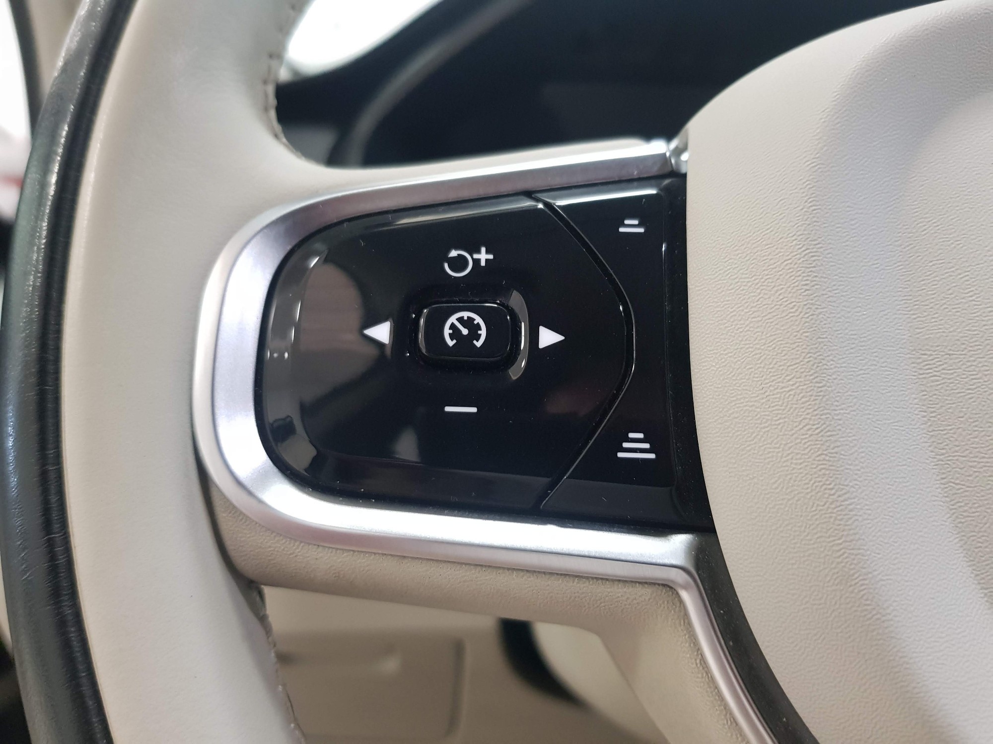 Volvo XC90  used car in Malaga
