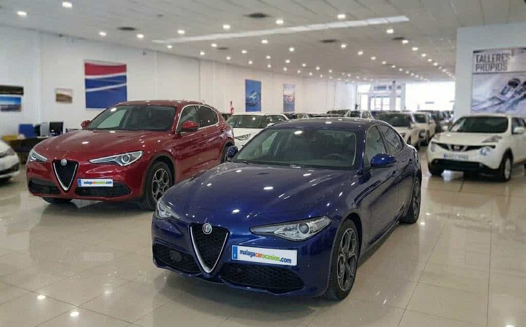 Alfa Romeo ocasión Málaga concesionario con varios Alfa Romeo en exposición