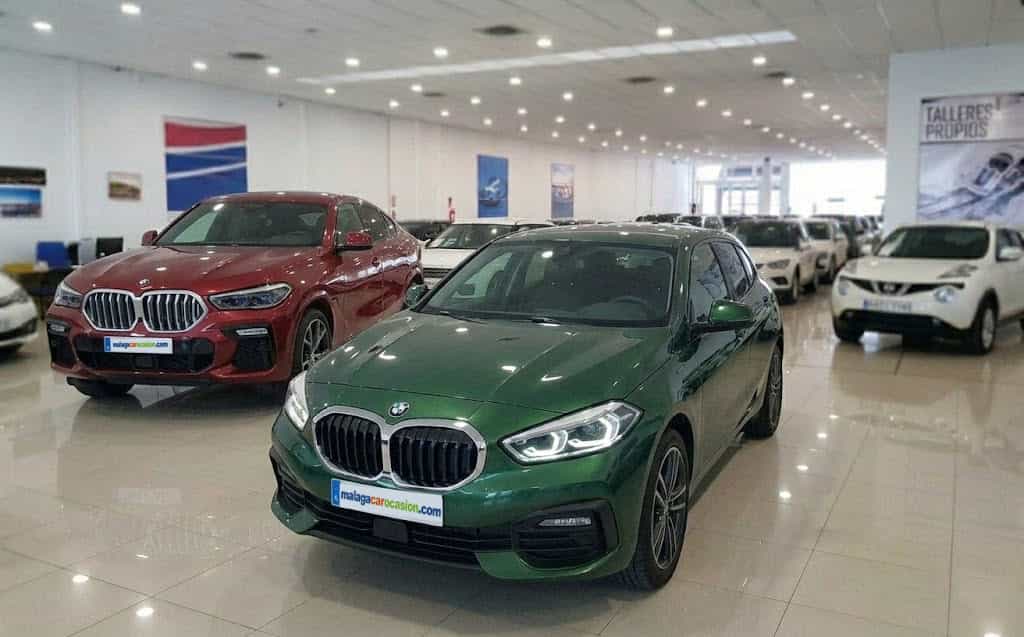 BMW ocasión Málaga concesionario con varios BMWs en exposición