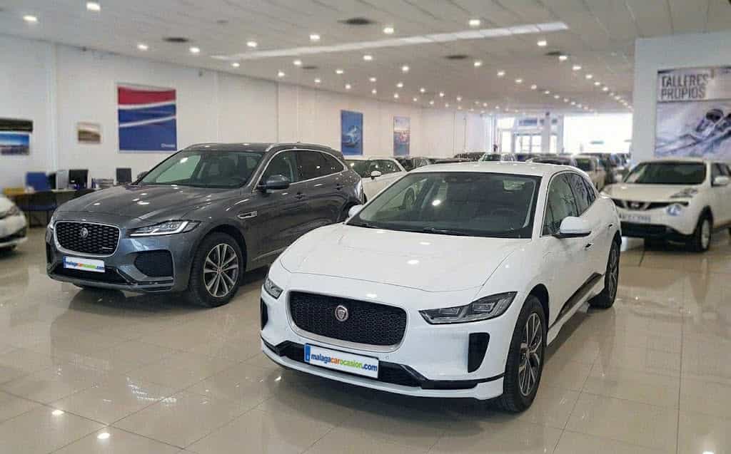 Jaguar ocasión Málaga concesionario con varios Jaguar en exposición