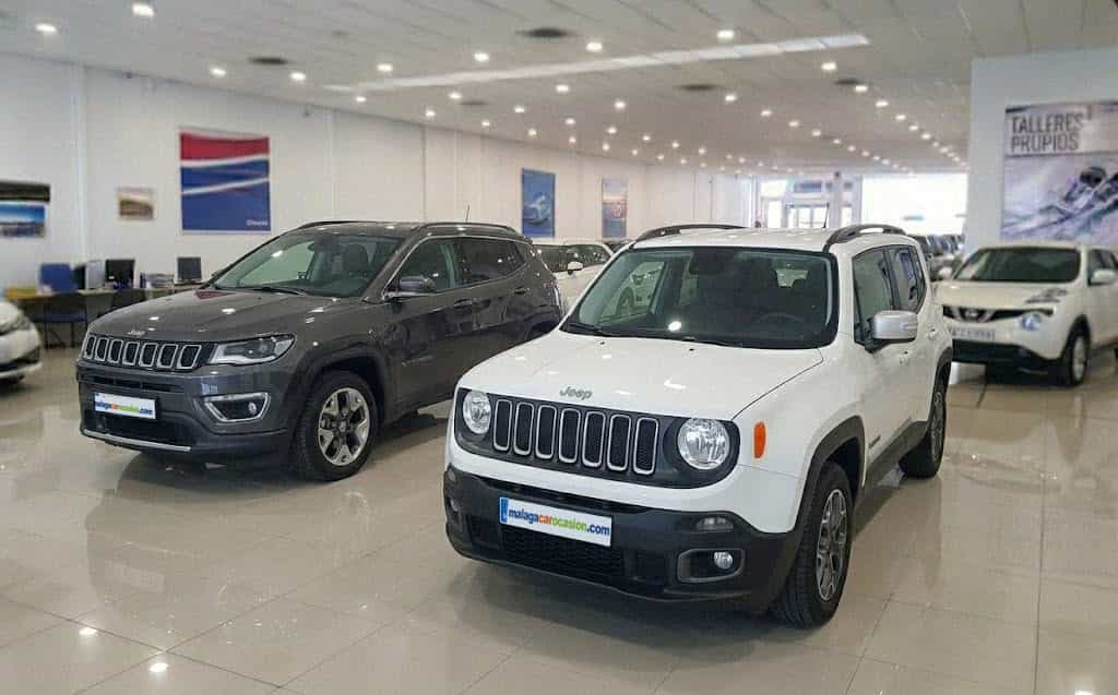 Jeep ocasión Málaga concesionario con varios Jeep en exposición