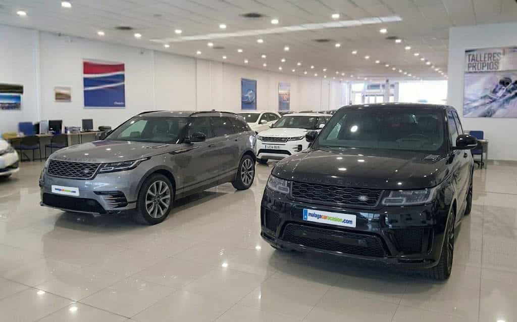 Land Rover ocasión Málaga concesionario con varios Land Rover en exposición