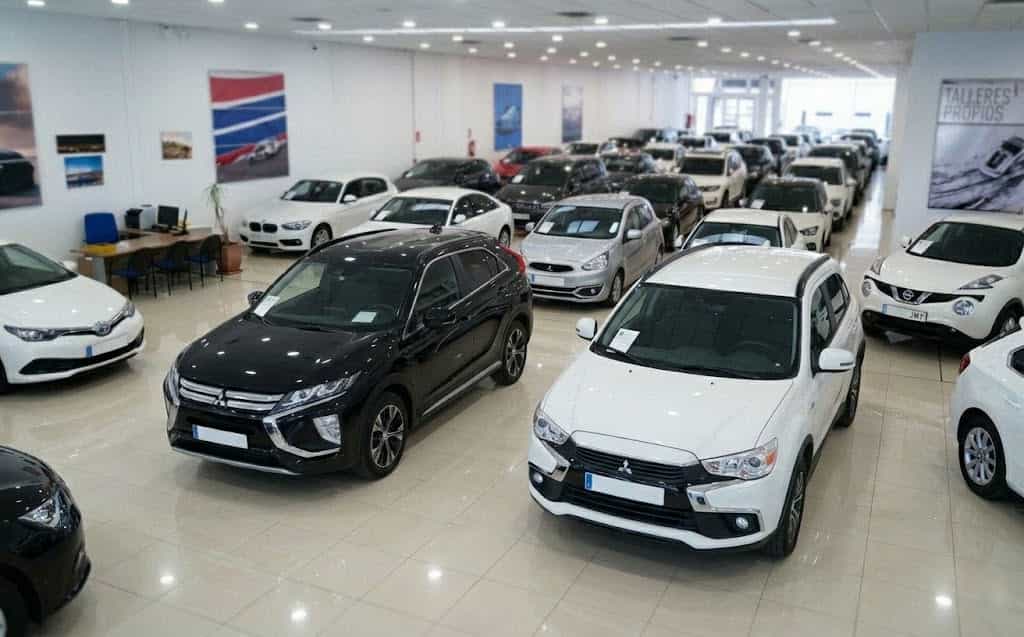 Mitsubishi ocasión Málaga concesionario con varios Mitsubishi en exposición