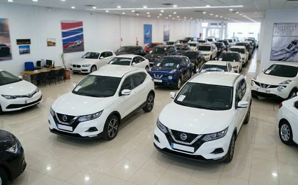 Nissan ocasión Málaga concesionario con varios Nissan en exposición