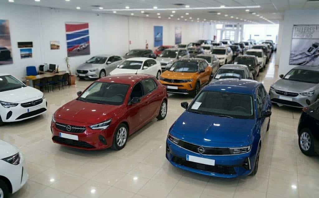 Used Opel Malaga dealership with various Opels on display
