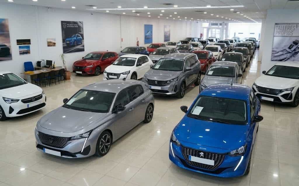 Peugeot ocasión Málaga concesionario con varios Peugeot en exposición