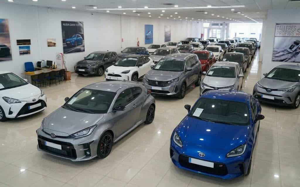 Toyota ocasión Málaga concesionario con varios Toyota en exposición